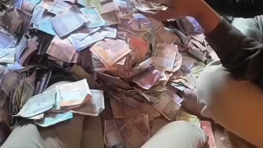 प्रतापगढ़ के मुंदीपुर में चला रहा था जेल से तस्करी गैंग, 3 करोड़ का माल व कैश बरामद