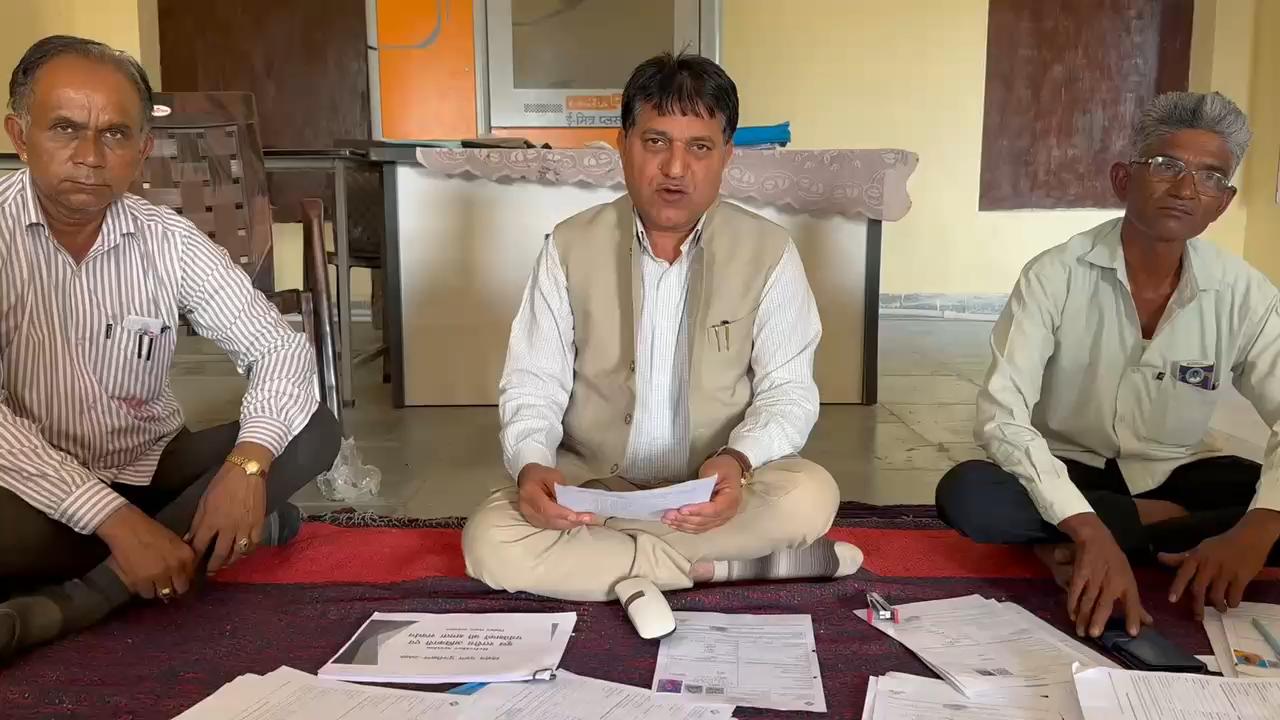 बीएलओ के कार्यों का फील्ड सत्यापन करते एसडीएम सेड़वा बद्रीनारायण विश्नोई