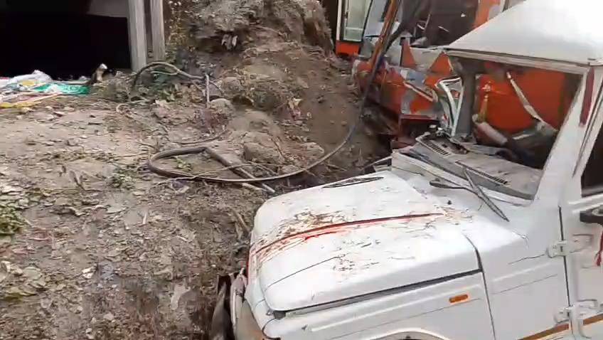 उन्नाव में दर्दनाक सड़क हादसा।
बोलेरो की रोडवेज बस से भीषण टक्कर
बोलेरो चालक की मौके पर दर्दनाक मौ