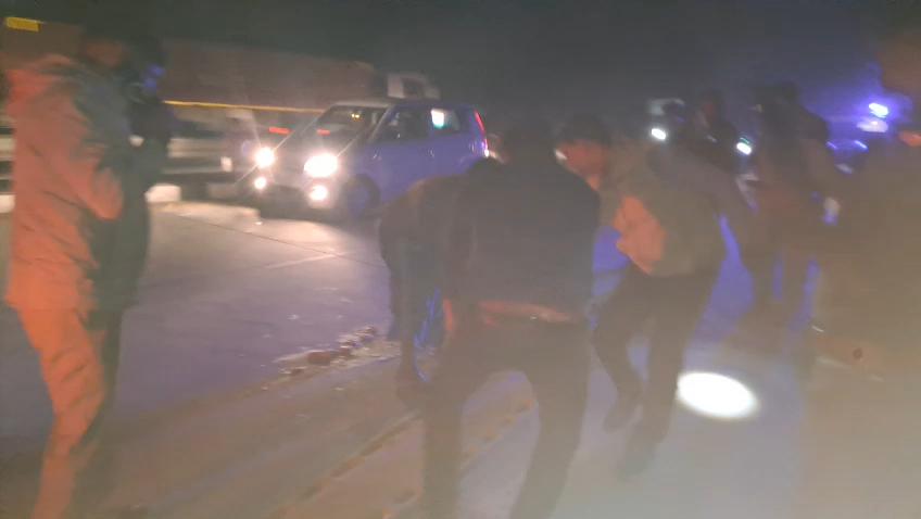 Barabanki: तेज रफ्तार  ट्रक ने बाइक को मारी टक्कर: एक युवक की मौत, दूसरा गंभीर घायल