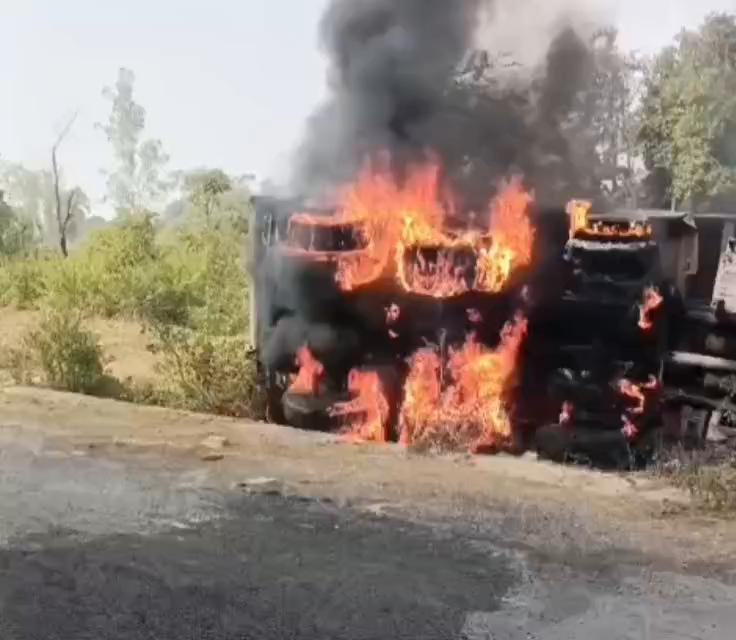 अज्ञात कारणों के चलते पलटे ट्रक में लगी आग, वीडियो सोशल मीडिया पर वायरल