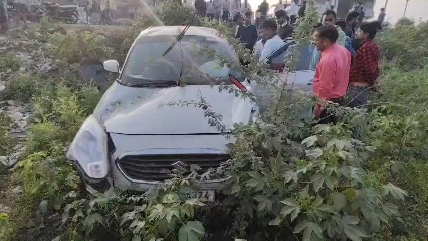 जालौन: उरई-चर्खी बाईपास चौराहे पर भीषण सड़क हादसा।
तेज रफ्तार गाड़ी पलटी। हादसे में तीन लोग घायल हुए