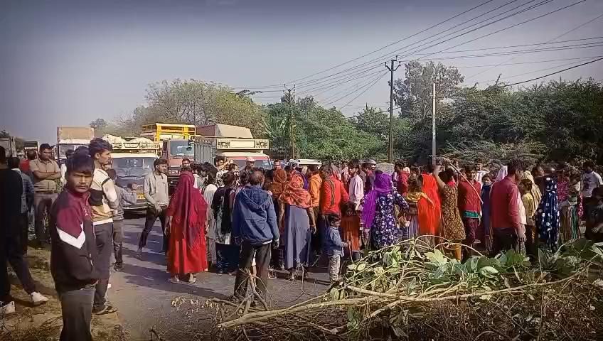 दही थाना क्षेत्र में दुर्घटना में मृत युवकों  के परिजनों ने लगाया जाम।
