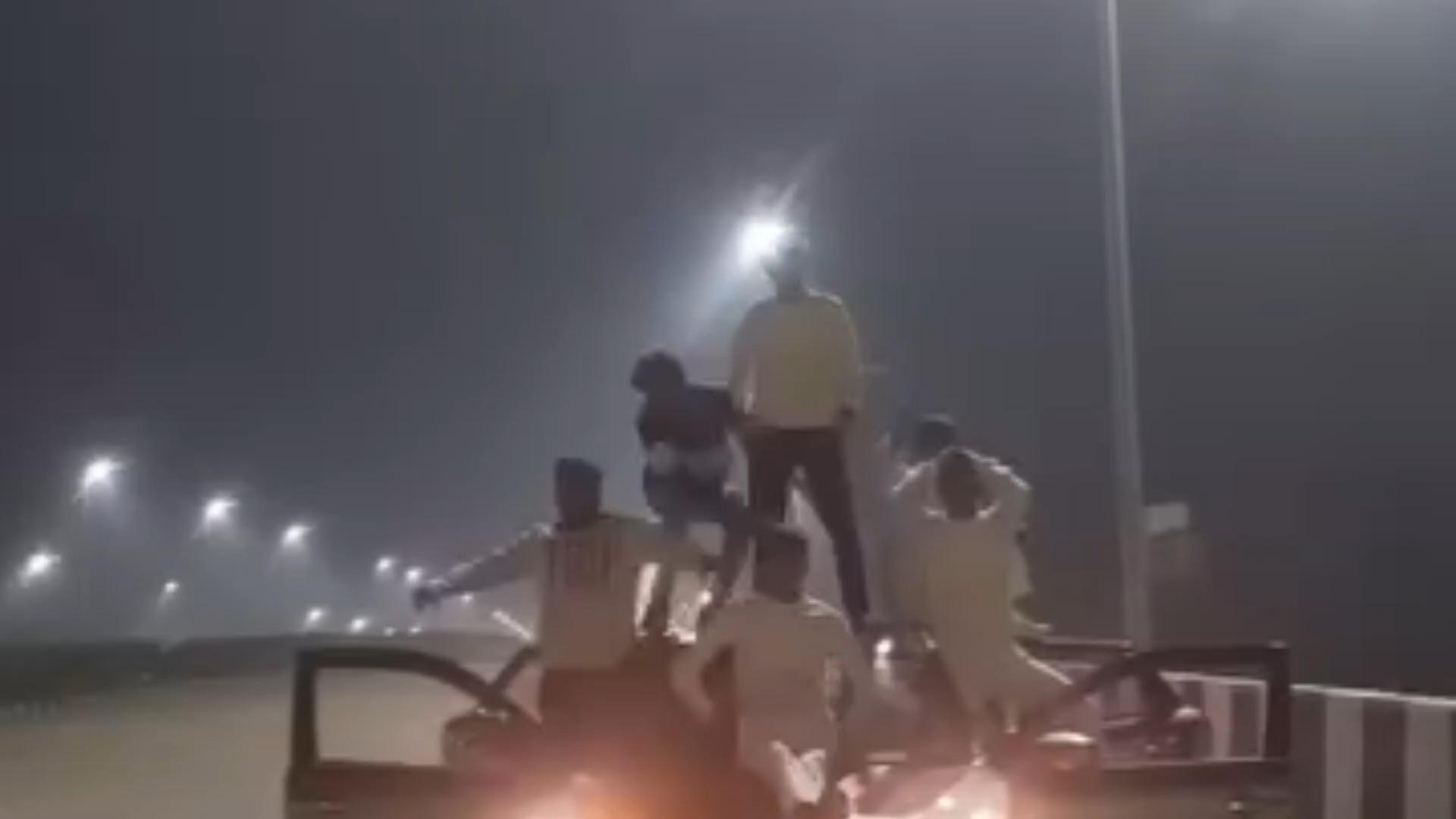 कन्नौज में खुलेआम उड़ रही ट्रेफिक नियमों की धज्जियाँ,कार में स्टंट करते दिखे रईसजादे,हुआ वीडियो वायरल