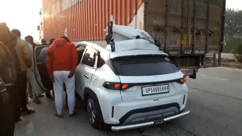 दिल्ली से बिहार जा रहे कार सवार की कार को कंटेनर ने 500 मीटर खींचा, दो लोग गंभीर रूप से घायल