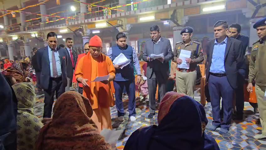 गोरखनाथ मंदिर में लगातार दूसरे दिन मुख्यमंत्री योगी आदित्यनाथ ने जनता दर्शन में की लोगों से मुलाकात