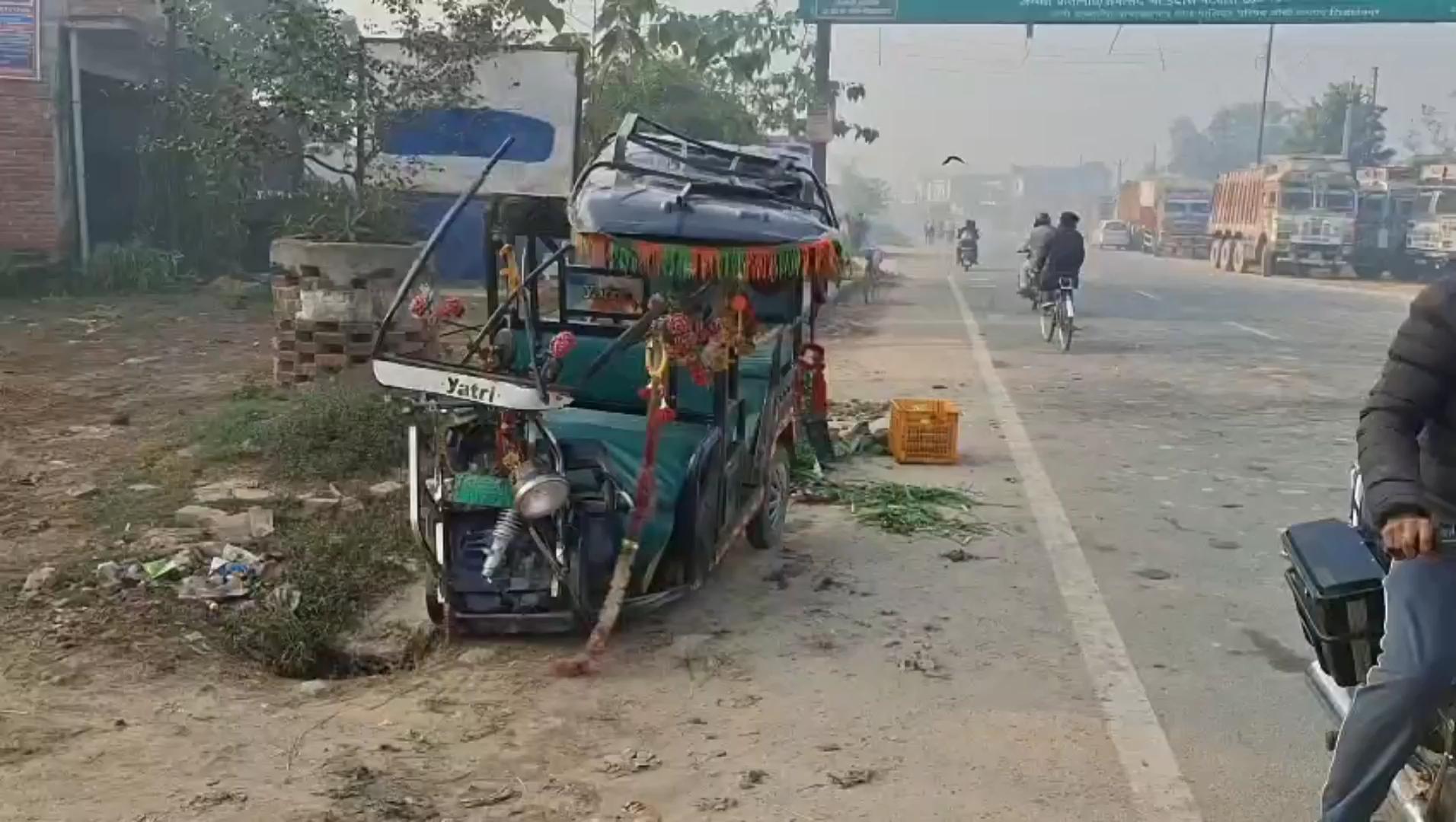 अनियंत्रित पिकअप की चपेट में आने से चार घायल