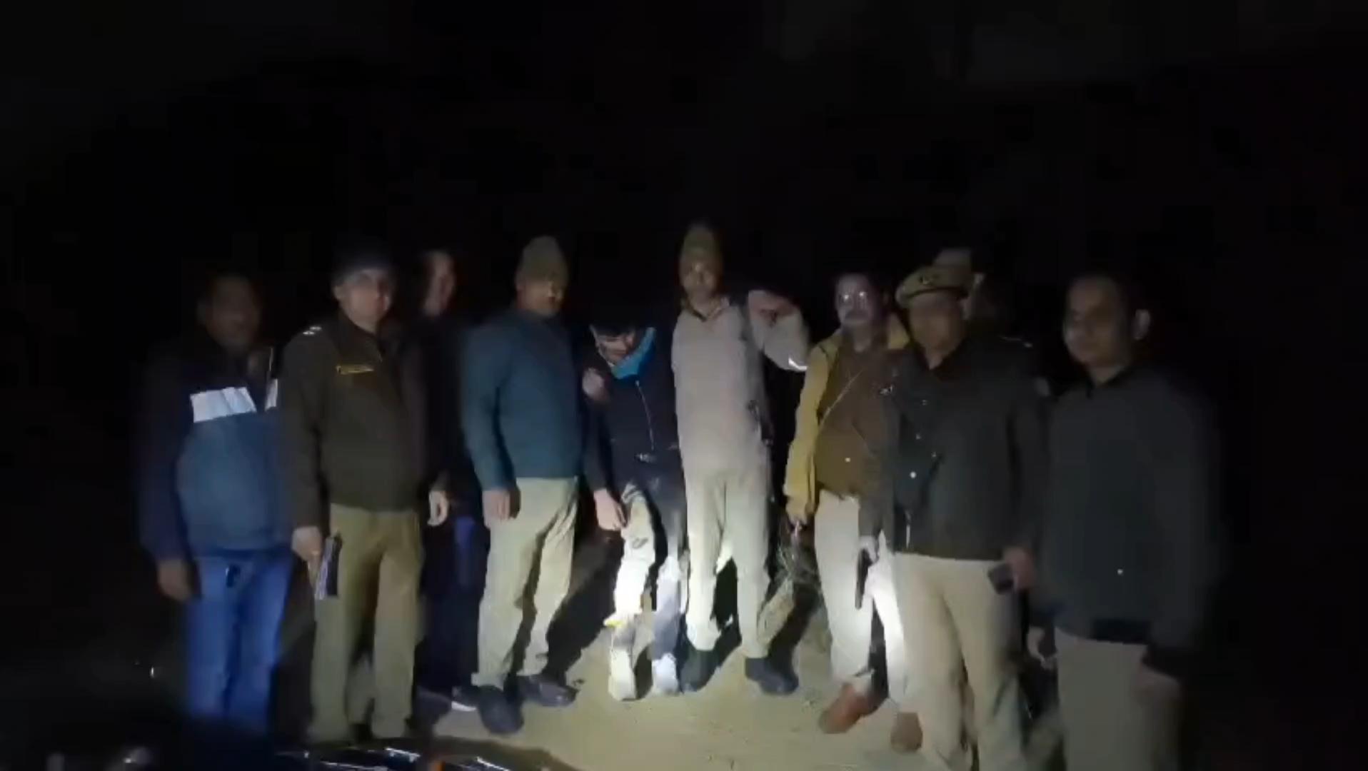 हापुड - चोरी की घटनाओं को अंजाम देने वाला शातिर पुलिस मुठभेड़ में गिरफ्तार।