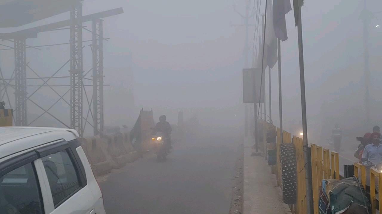 फिरोजाबाद में सोमवार सुबह घना कोहरा छाया रहा जनजीवन प्रभावित हुआ
