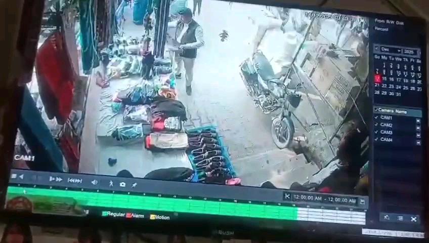 फिरोजाबाद में ‌‌सुदखोरो की दबंगई सामने आई एक शू स्टोर पर मारपीट की घटना सीसीटीवी कैमरे में