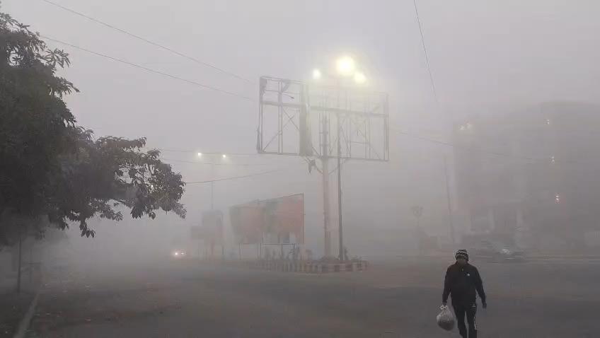 घने कोहरे के आगोश में शहर आगरा, सर्द हवाओं ने बढ़ाई ठिठुरन