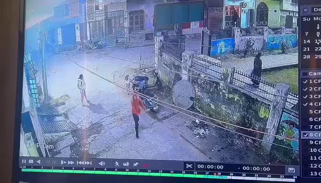 हापुड - तेज रफ्तार स्कूटी सवार ने 4 वर्षीय मासूम को रौंदा, घटना सीसीटीवी में कैद।