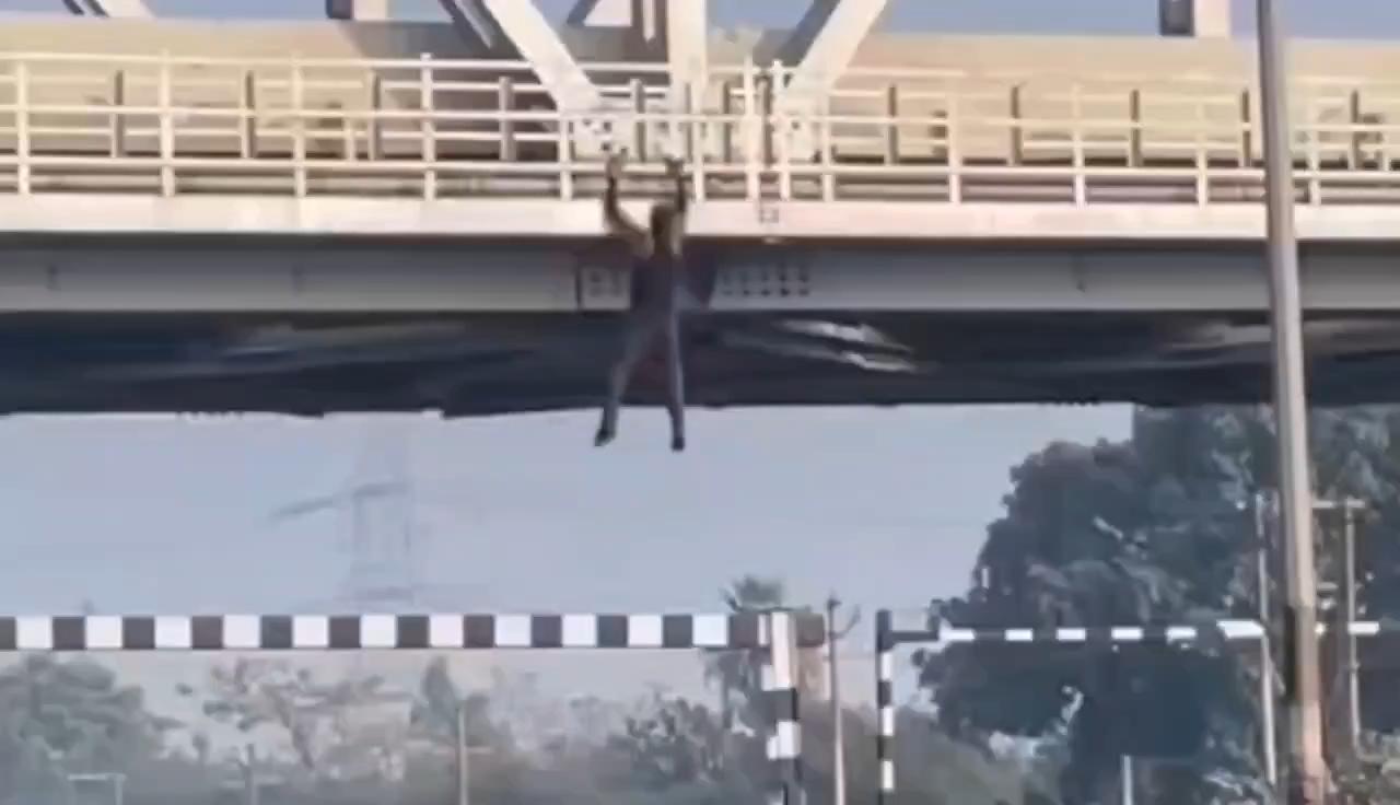 हापुड - NH-9 पर रेलवे ब्रिज से जानजोखिम में डाल सनकी युवक ने की स्टंटबाजी वीडियो वायरल।