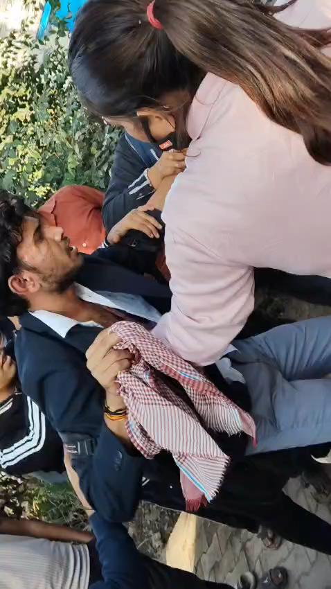 मनचले छात्र की छात्राओं ने लगाई पिटाई, वीडियो सोशल मीडिया पर वायरल