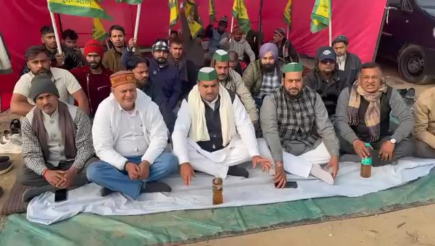 अमरोहा:कारखाने के प्रदूषण और दूषित पानी के विरोध में किसानों का आठवें दिन धरना जारी।