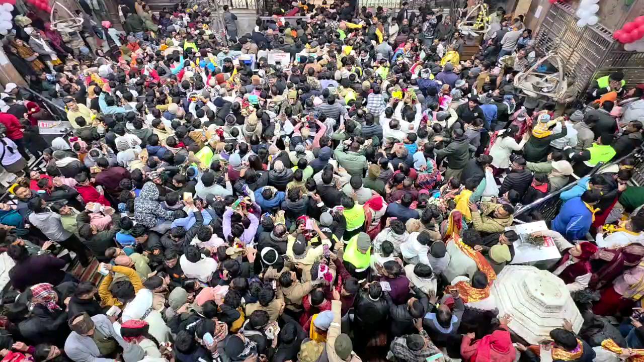 नए वर्ष के अवसर पर बांके बिहारी के दर्शन करने के लिए उमड़ रहा भक्तों का जन सैलाब