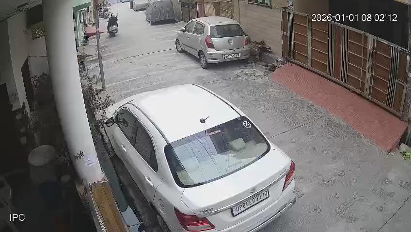 गमले में लगे फूलों की चोरी से परेशान आगरा के कॉलोनीवासी