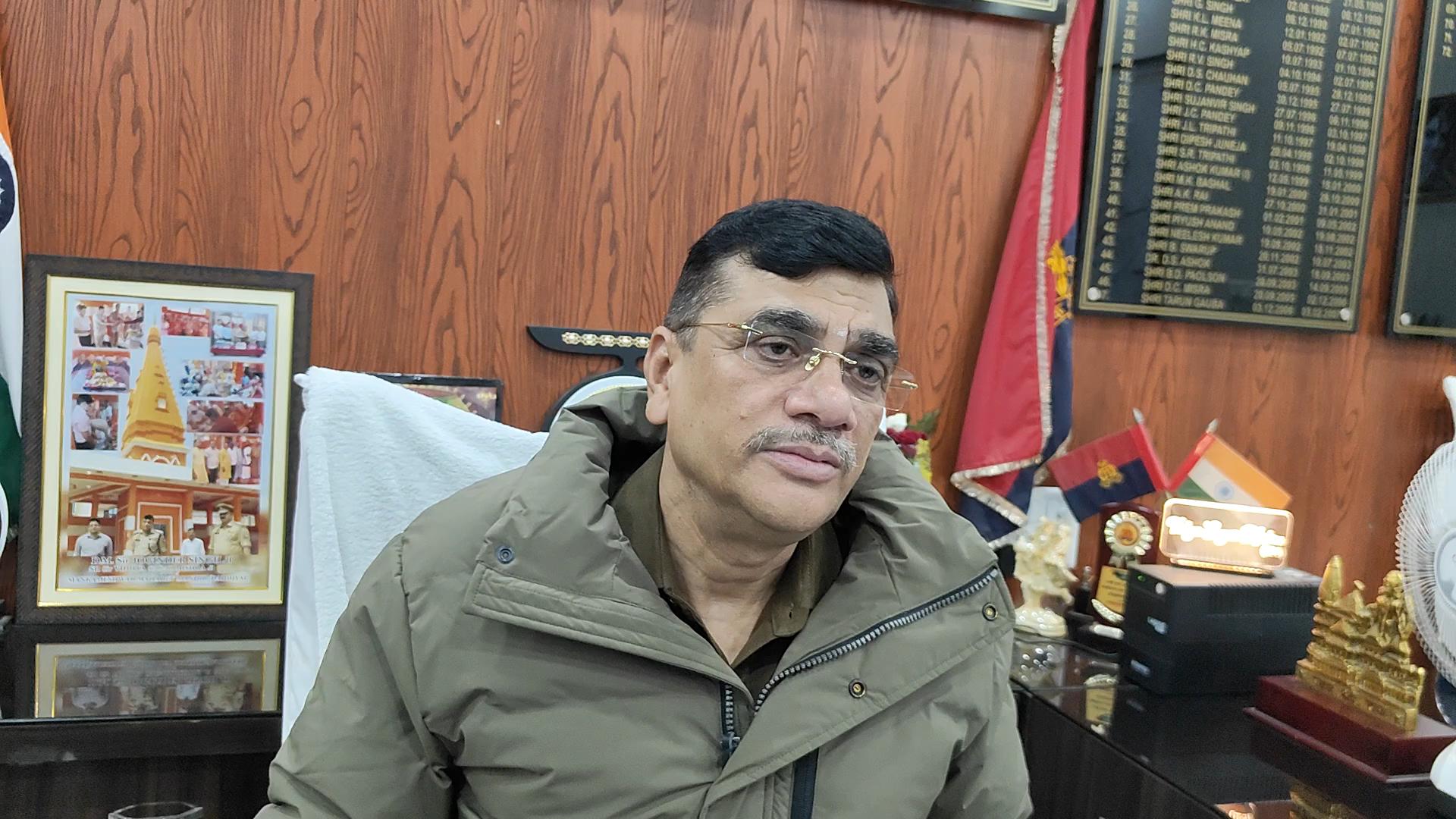 रामपुर::तहसील सदर में तहसीलदार के दफ्तर में अमीन ने अपने ऊपर डाला पेट्रोल