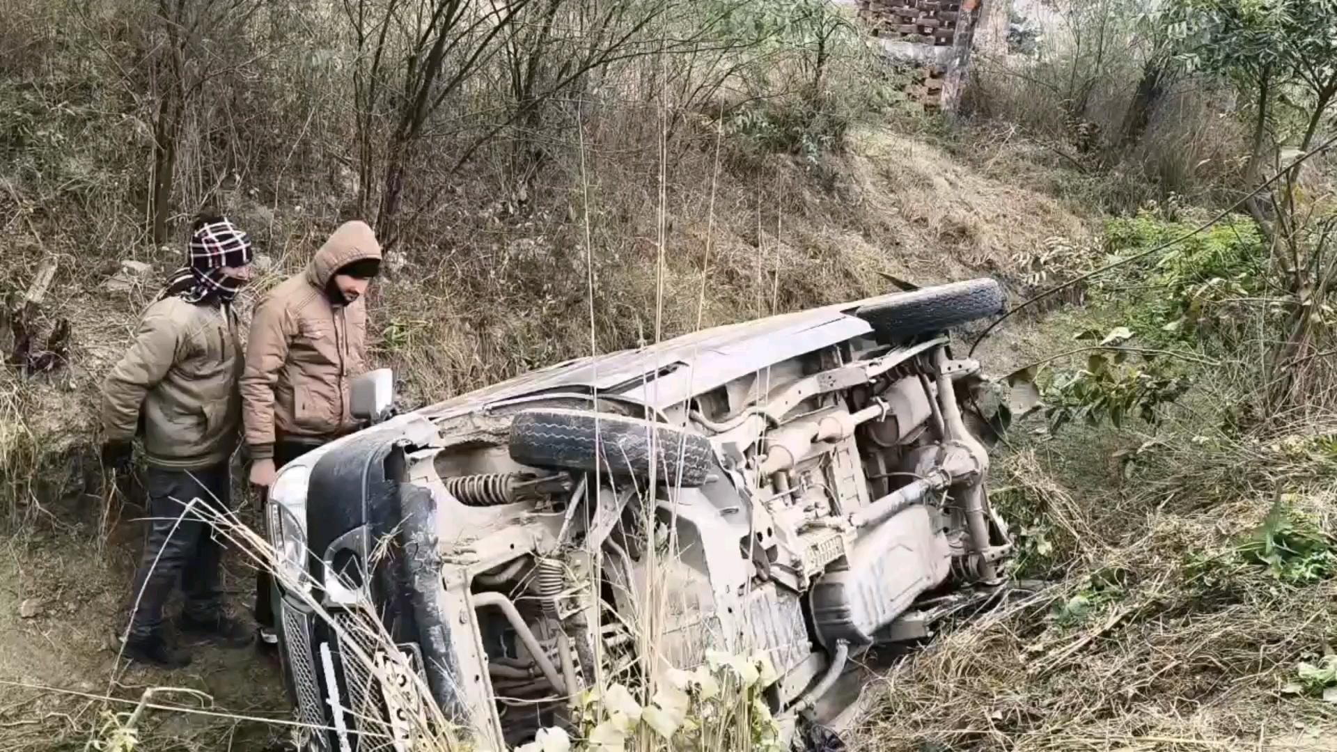 मैनपुरी-ट्रक चालक की लापरवाही से खंदी में गिरी ईको कार,तीन लोग घायल !