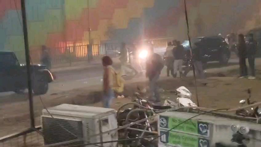 मथुरा में गुंडई चरम सीमा पर,पहलवानों के दो गुटों में हुई बीच सड़क पर जमकर चले लाठी डंडे..