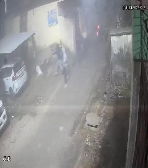 फिल्मी स्टाइल में अराजकतत्वों नेखड़ी वाहन पर किया हमला