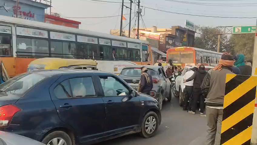 मामूली टक्कर के बाद कार सवारों में कहासुनी, आधा घंटा रामबाग चौराहा जाम
