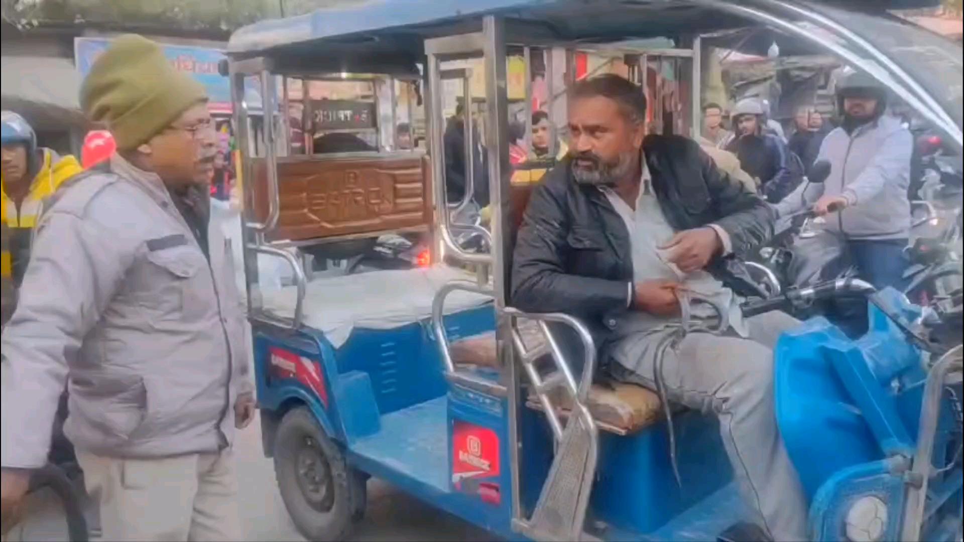 जहरीले सांप के साथ अस्पताल पहुंचा ई-रिक्शा चालक,इलाज को लेकर जिला अस्पताल में हाई वोल्टेज ड्रामा