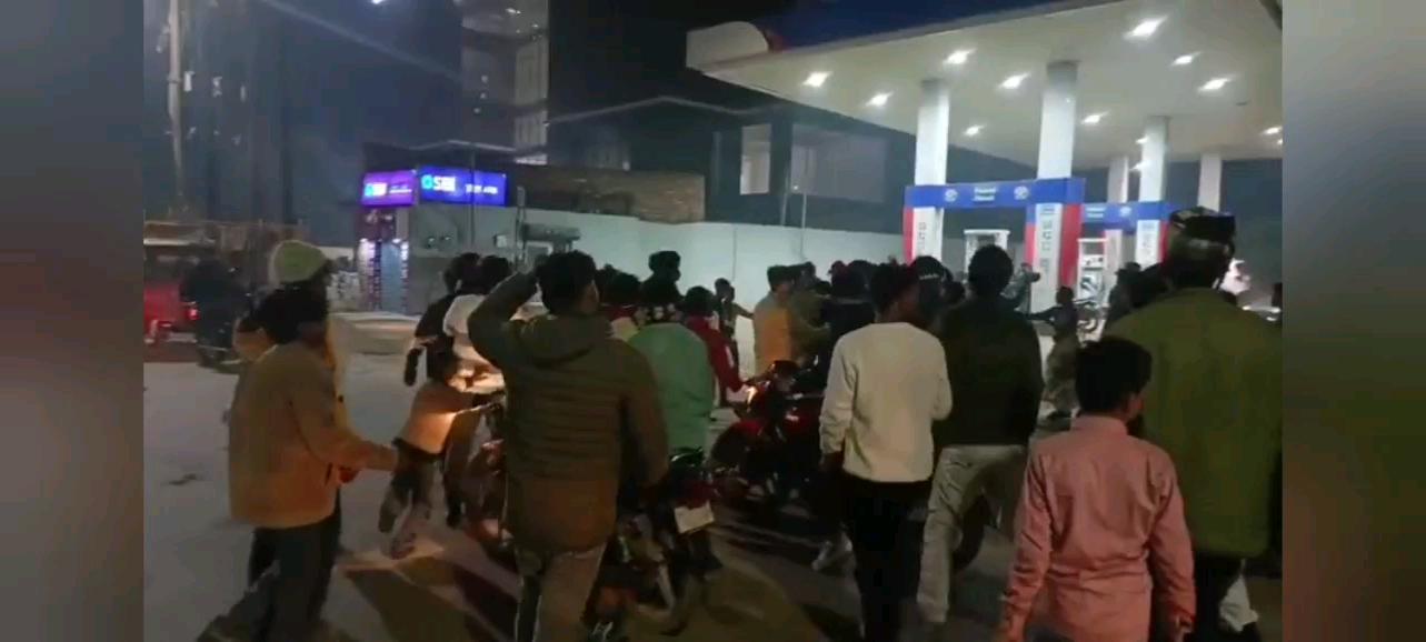 बाइक की टक्कर से दो पक्षों में मारपीट,वीडियो वायरल