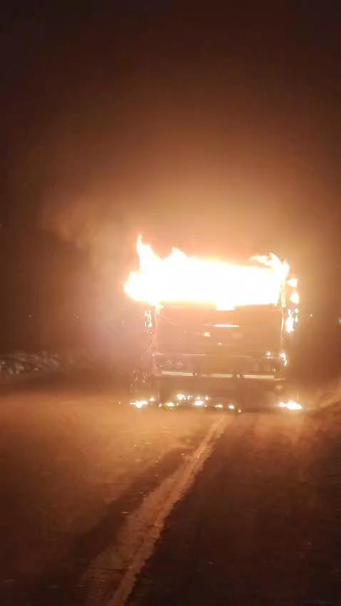 शॉट सर्किट से ट्रक में लगी आग,ड्राइवर ने कूद कर बाचाई जान