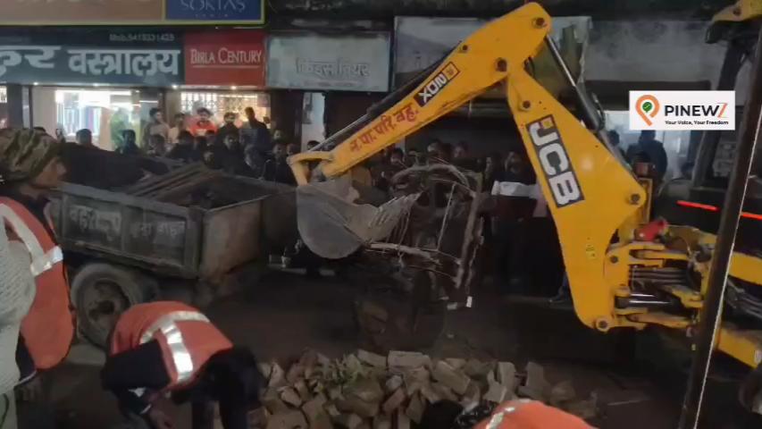 अवैध अतिक्रमण पर गरजा पालिका का बुलडोजर, 20 दुकानों पर की गई कार्यवाही, 6 को किया गया ध्वस्त