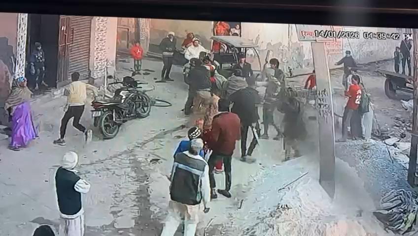 हापुड - मामूली विवाद में दबंगों ने जमकर की मारपीट वीडियो वायरल।