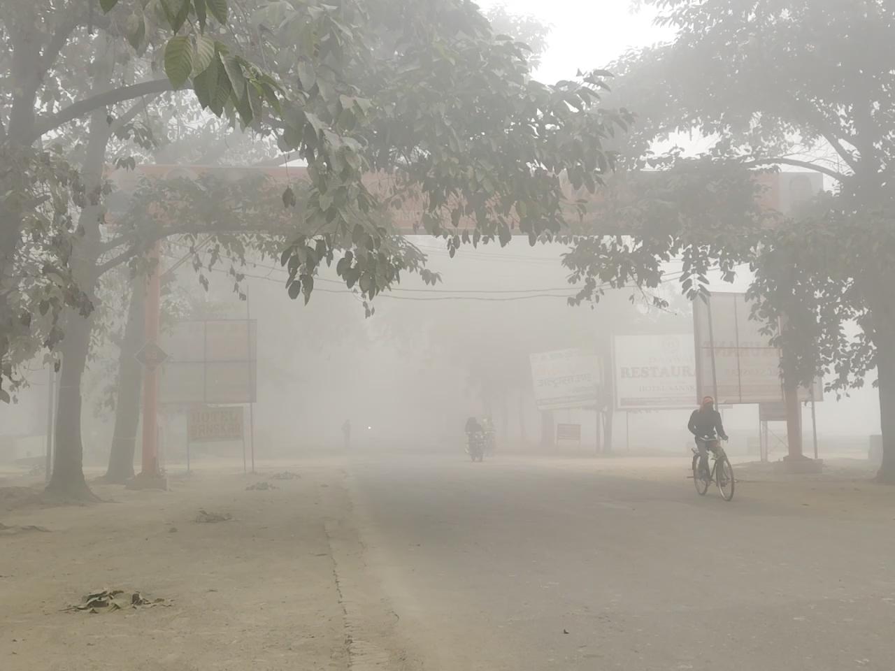 फर्रुखाबाद में मौसम ने बदली करवट, घने कोहरे के साथ कड़ाके की सर्दी जारी