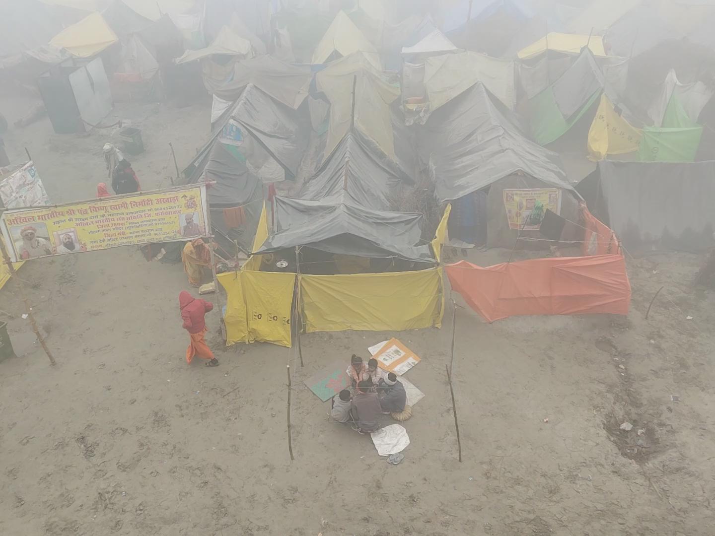 कड़ाके की सर्दी के बीच कोहरे की चादर में छुपा तंबुओं का शहर मिनी कुंभ मेला रामनगरिया