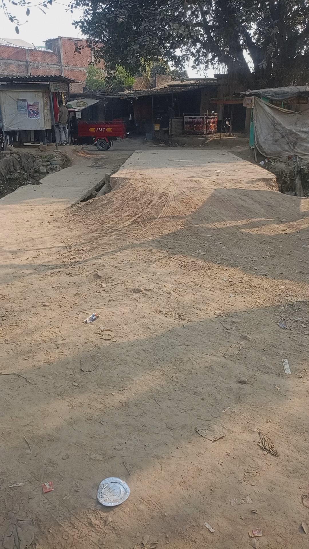 हाफिजपुर चट्टी पर पुल बना हादसों की वजह, राहगीरों की बढ़ी परेशानी