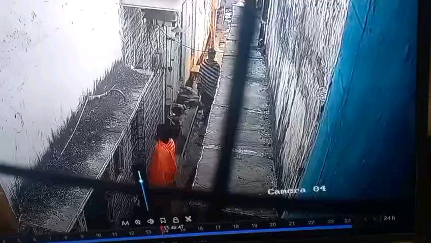 शहर कोतवाली थाना क्षेत्र में बेखौफ शातिर महिला ने सरेआम दिन में घर का दरवाजा खोलकर,चोरी को दिया अंजा