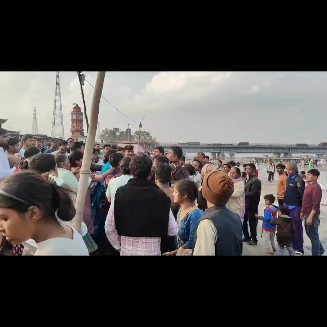 हापुड - ब्रजघाट पर पहले नाविक की पिटाई, घटना पर पहुंचे पुलिसकर्मी से भी हुई हाथापाई, वीडियो वायरल।