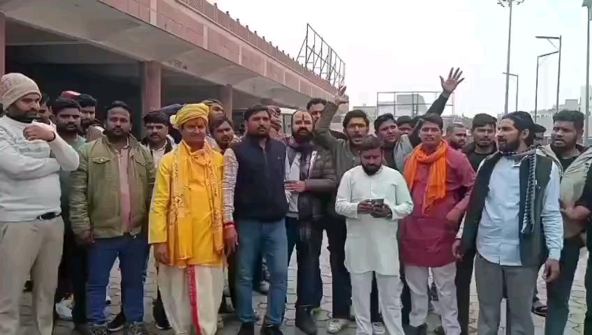 बांके बिहारी मंदिर में मुस्लिम ठेकेदार को काम मिलने पर संतों का उबाल,मुख्यमंत्री से हस्तक्षेप की मां