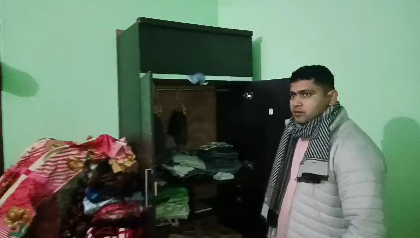हसनपुर चिकित्सक के घर ताला तोड़कर 55000 हजार नकदी सहित 5 लाख के माल पर चोरों ने किया हाथ साफ