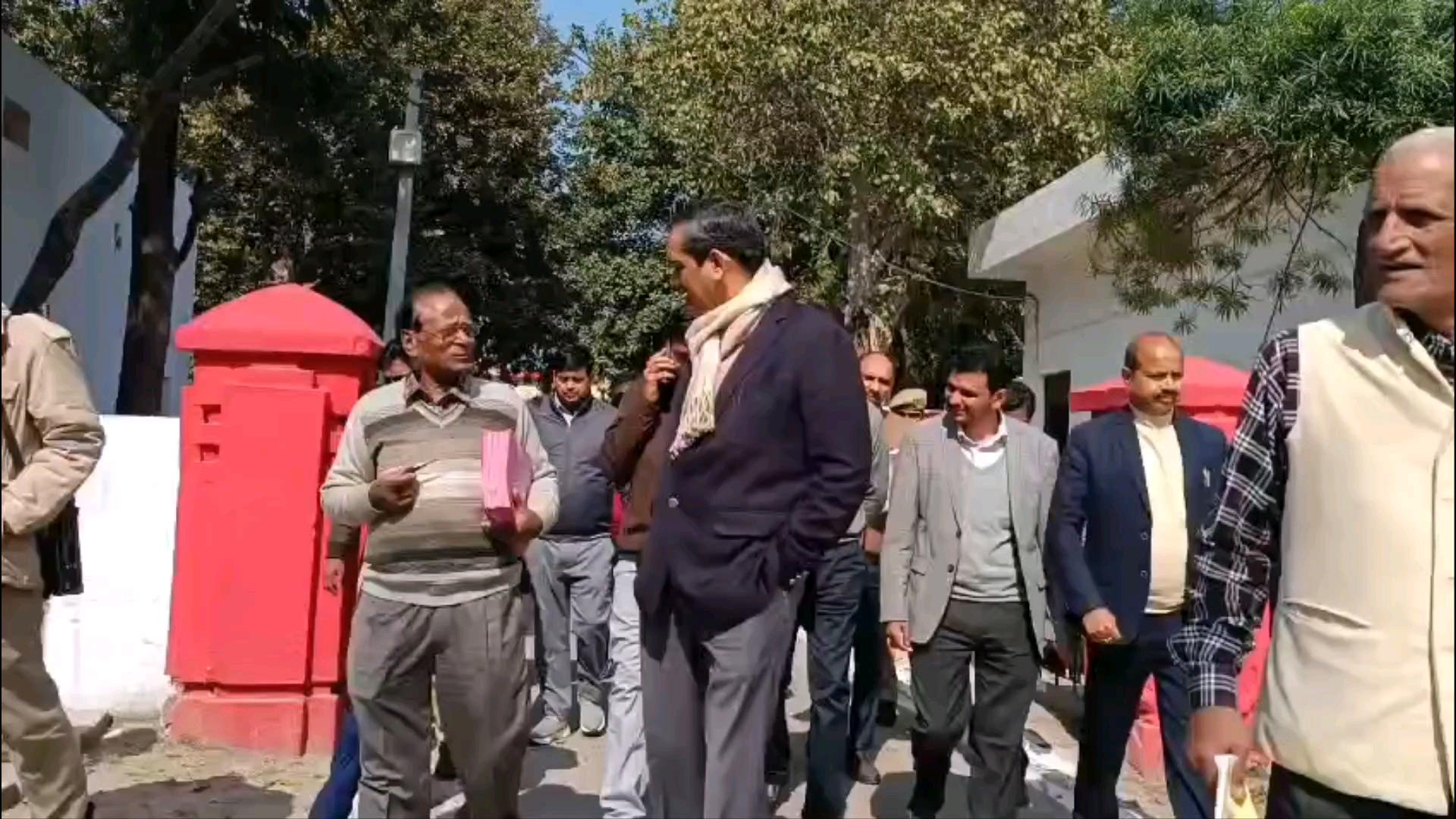 मथुरा के जिलाधिकारी ने कलेक्ट्रेट कार्यालय का वार्षिक निरीक्षण किया