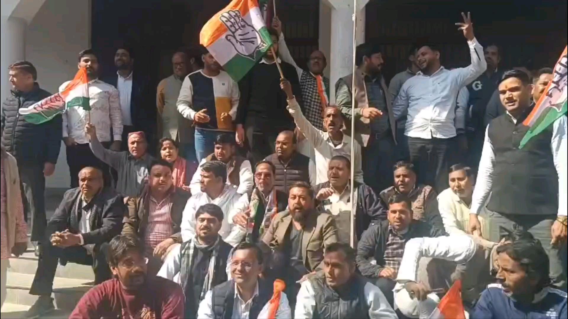 कांग्रेस कार्यकर्ताओं ने कलेक्ट्रेट पहुँचकर प्रदर्शन किया और राष्ट्रपति के नाम एक ज्ञापन सौंपा