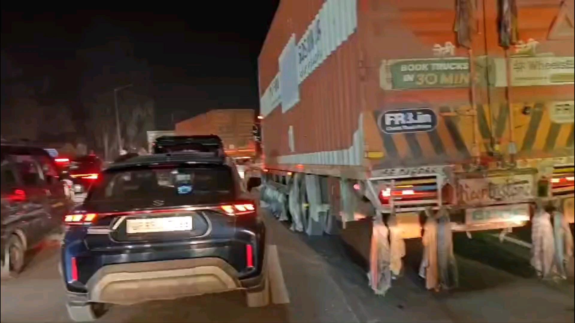 थाना जैत क्षेत्र अंतर्गत दिल्ली आगरा हाईवे पर उस समय बड़ा हादसा हो गया,ओवरलोड ट्रक अनियंत्रित  पलटा