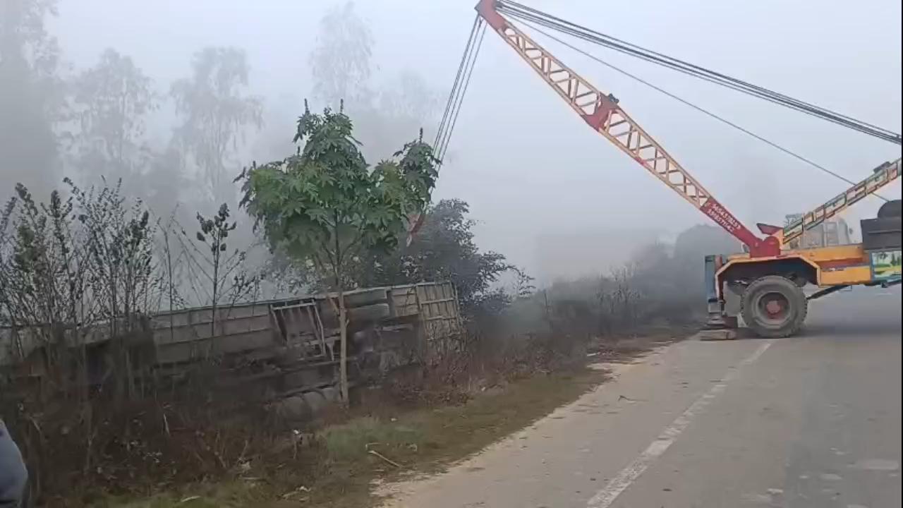 शाहजहांपुर में घने कोहरे के चलते हैं डबल डेकर बस खाई में पलटी, देर दर्जन से ज्यादा लोग घायल