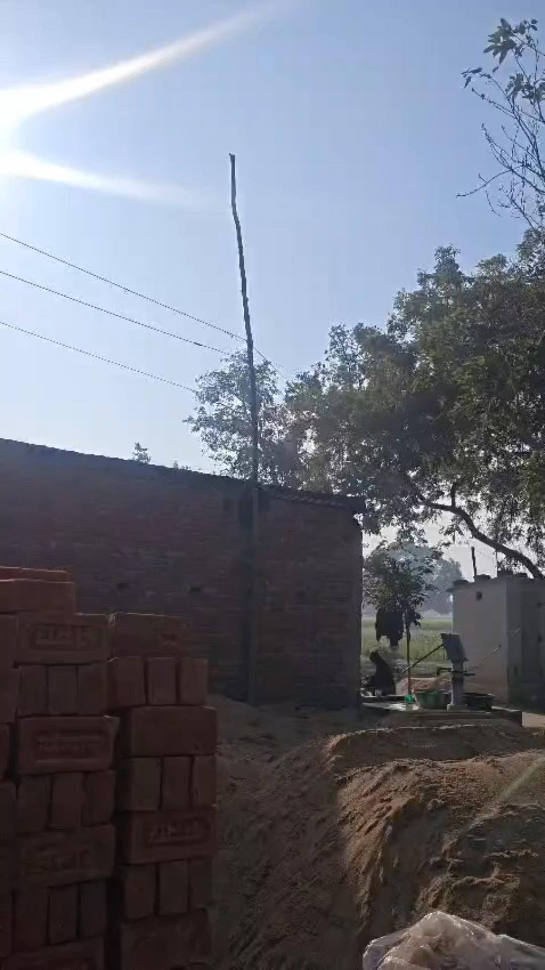 जर्जर बिजली तार पर ग्रामीणों का असुरक्षित व्यवस्था पर किया विरोध