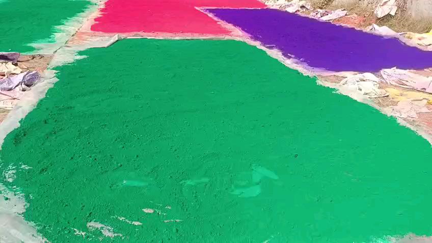 मथुरा ब्रज में धीमी पड़ी गुलाल की बिक्री गोदामों में भरा स्टॉक