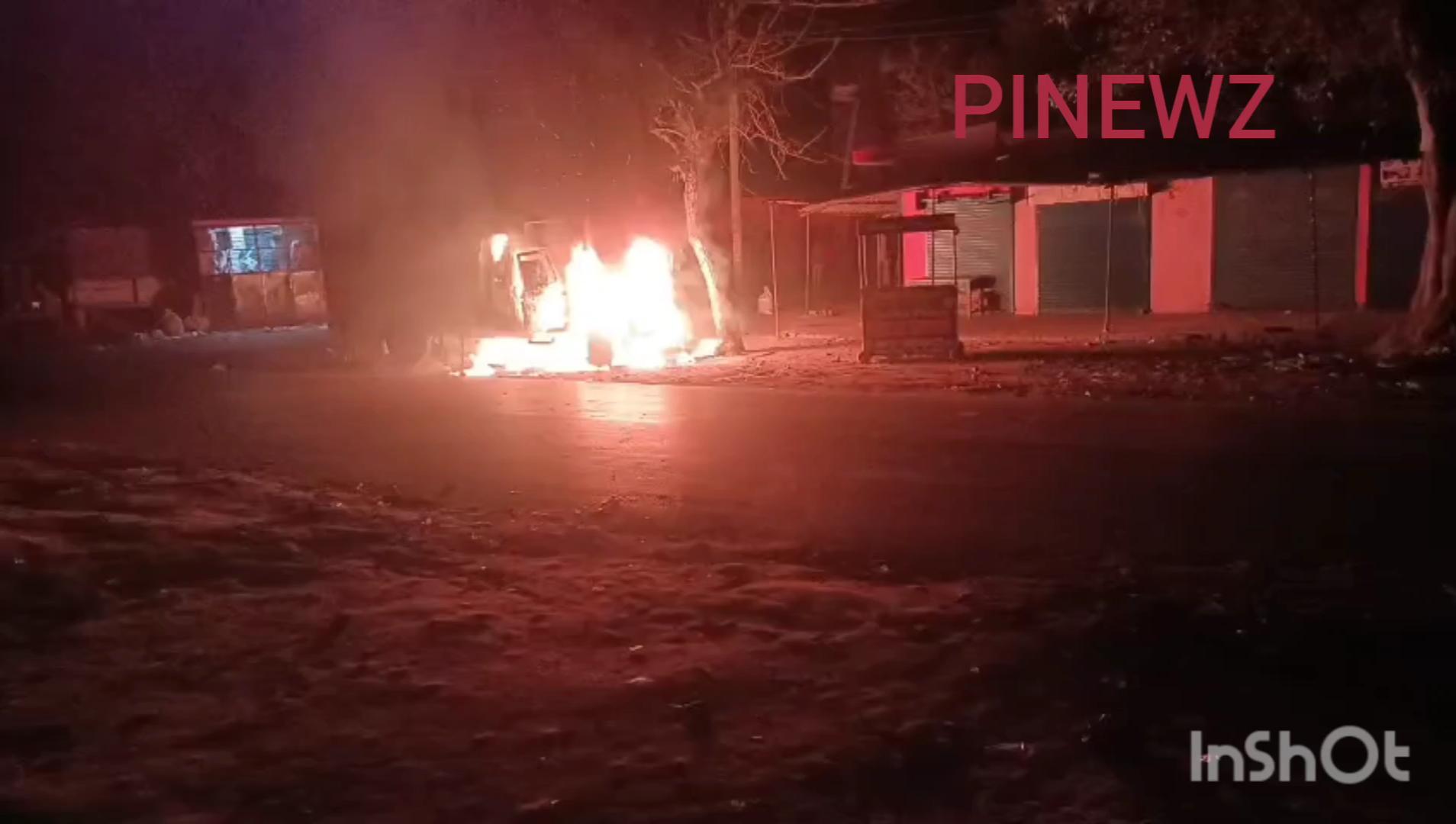 पिकअप और बाइक की आमने-सामने हुई टक्कर बाइक सवार महिला जिंदा जली पति गंभीर रूप से घायल