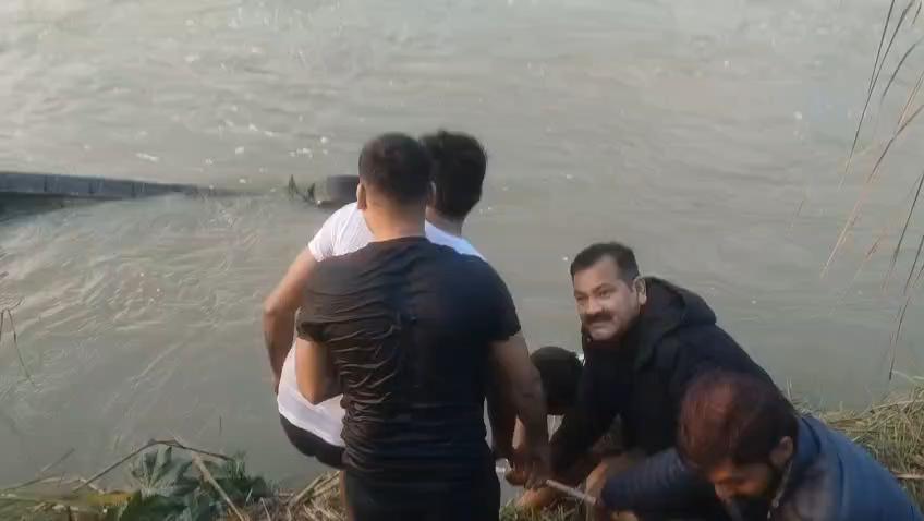 औरैया तेज रफ्तार कार अनियंत्रित होकर नहर में पलटी , 3 की मौत