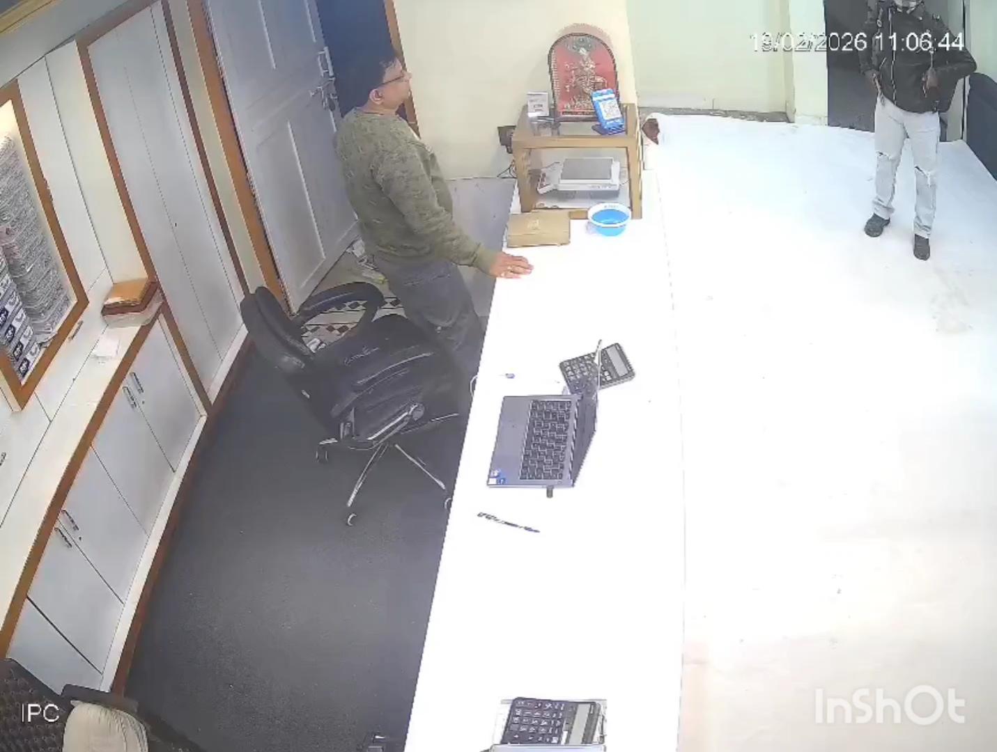 फिल्मी अंदाज में दिनदहाड़े नकाबपोश बदमाश द्वारा असलहा दिखाकर सर्राफा व्यवसाई को लूटने की कोशिश