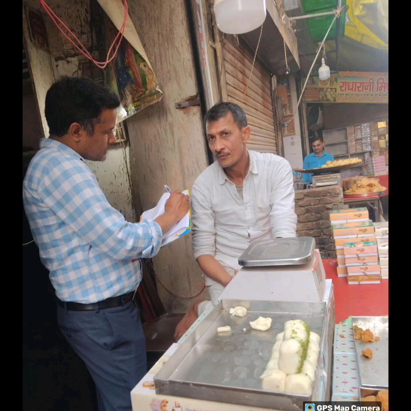 होली पर मिलावटखोरों के खिलाफ एक्शन,बरसाना से लेकर वृंदावन तक खाद्य विभाग की छापेमारी