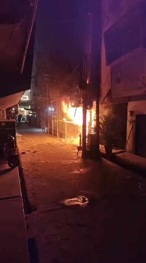 कपड़े की दुकान में लगी आग से हुआ लाखों का नुकसान...