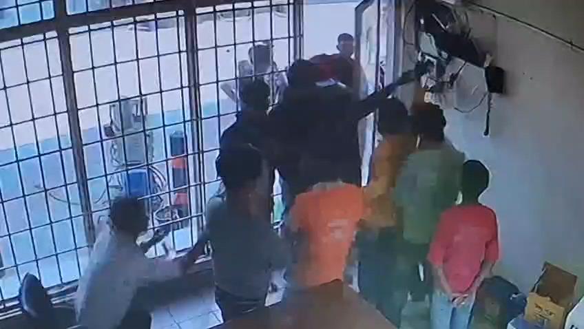 कुशीनगर दिनदहाड़े पेट्रोल पम्पकर्मी का पिटाई का वीडियो हुआ वायरल